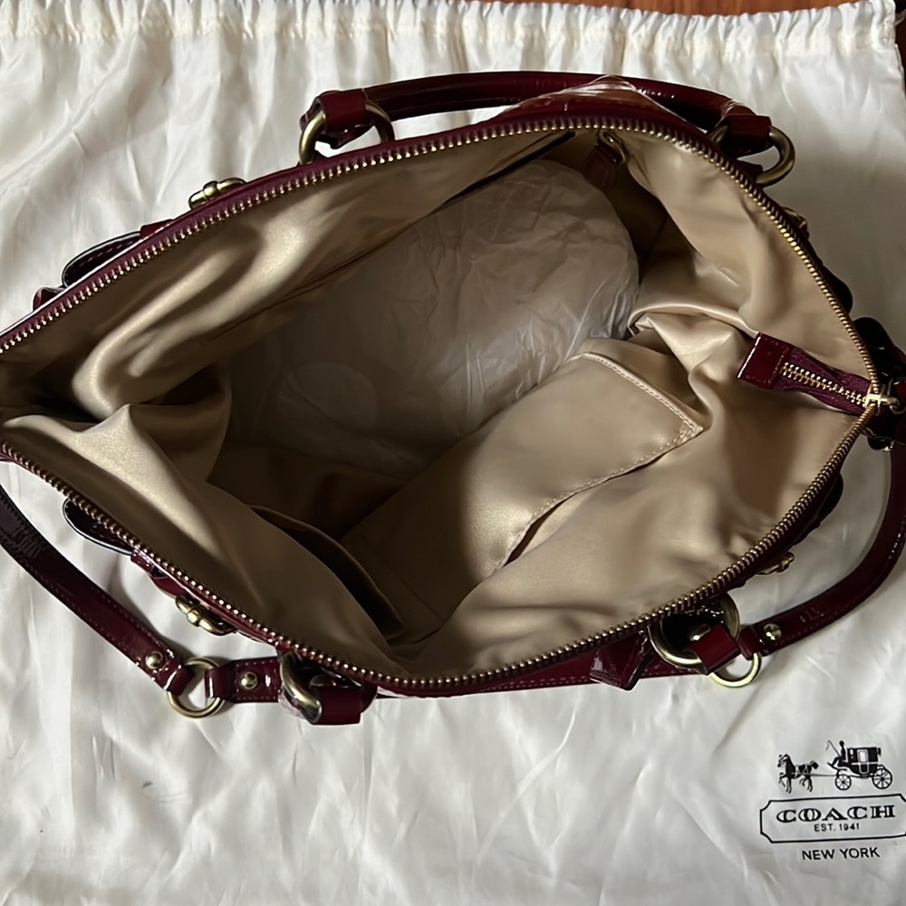 COACH: Large burgundy patent top handle bag with crossbody strap - Picture 2 of 12